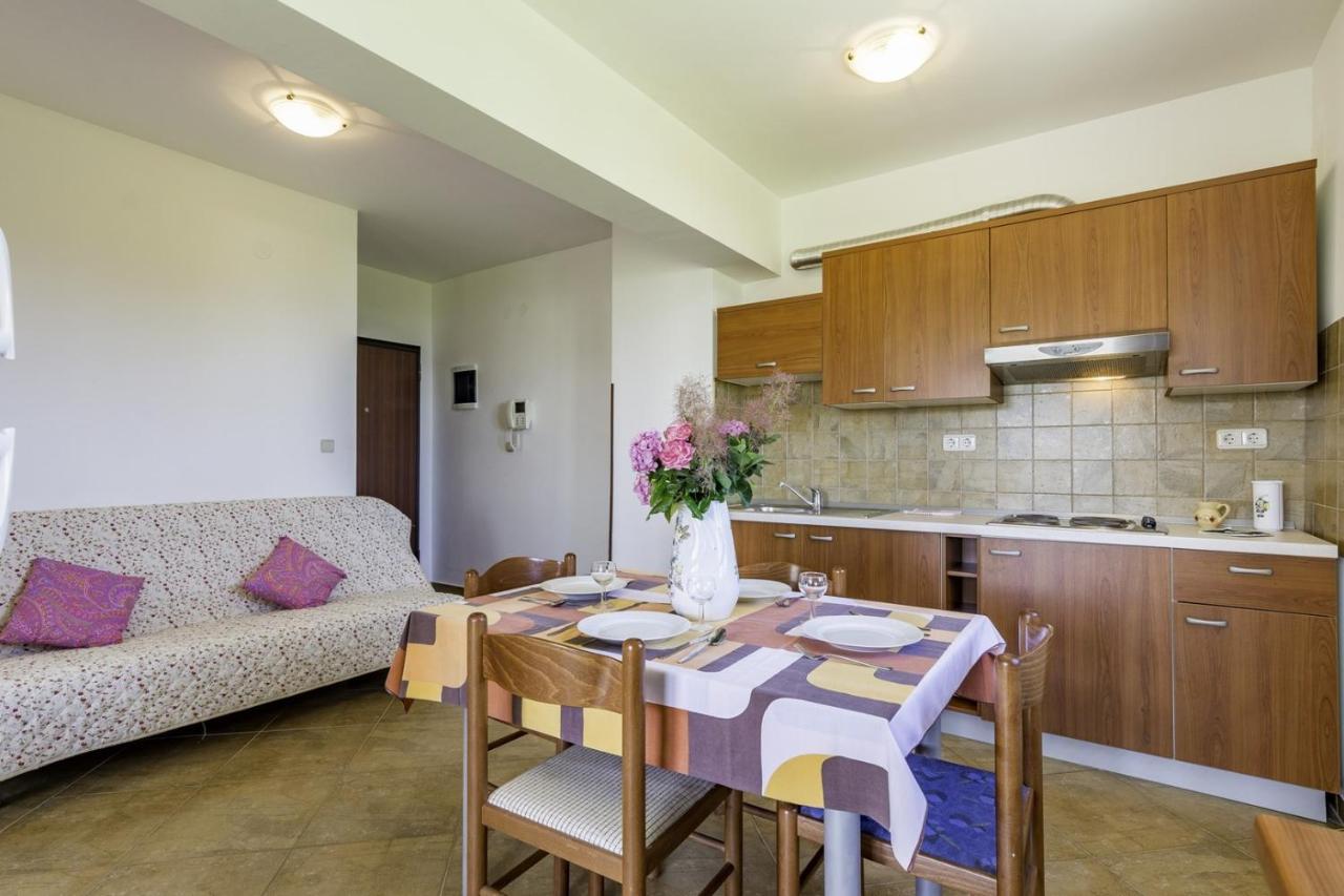 Apartments Monte Rosso Savudrija Bagian luar foto